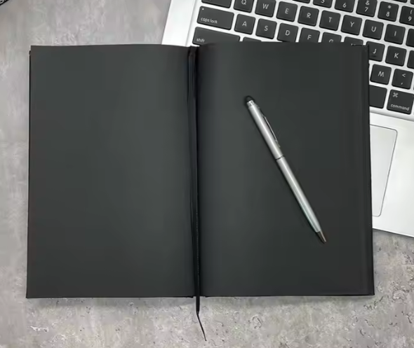 Agenda Negra con Hojas Negras + Lapicero Blanco
